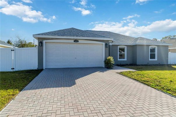 Attached, Exterior, Facade, Ranch