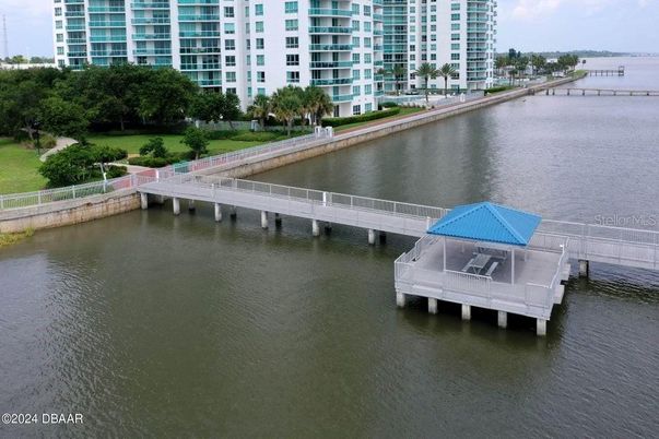 Exterior, Lake