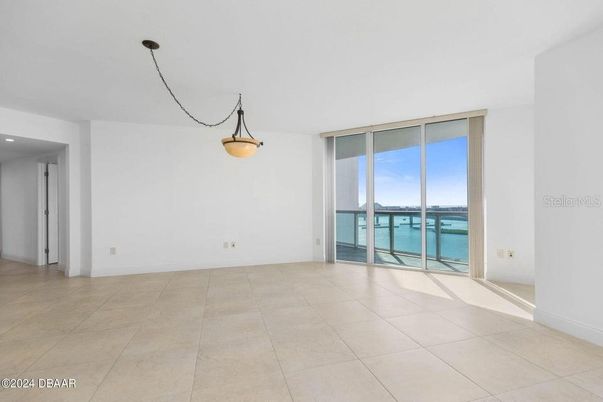 Empty room, Interior, Pendant Lights, Water