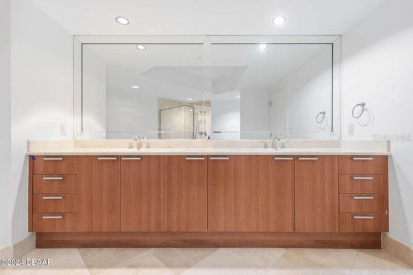 Bathroom, Dual Sink Vanities, Interior, Recessed Lighting