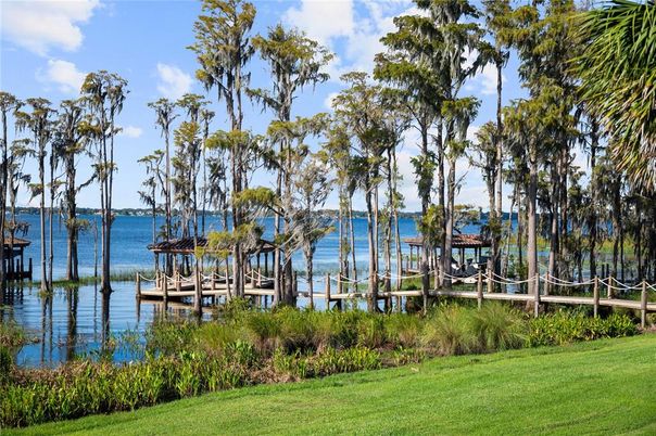 Exterior, Lake
