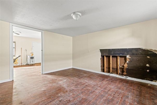 Empty room, Interior