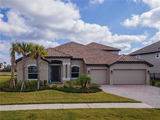 Attached, Exterior, Facade, Mediterranean