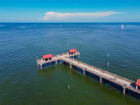 Exterior, Lake