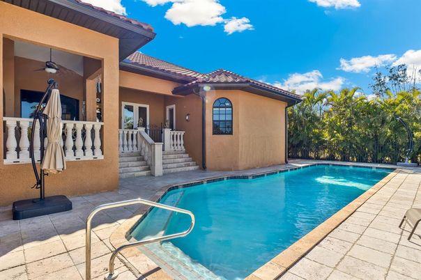 Exterior, Pool