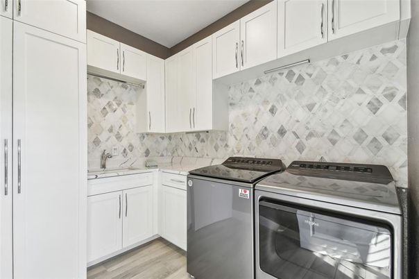 Interior, Kitchen, Washer, Wood Texture Flooring