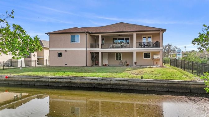 Exterior, Lake