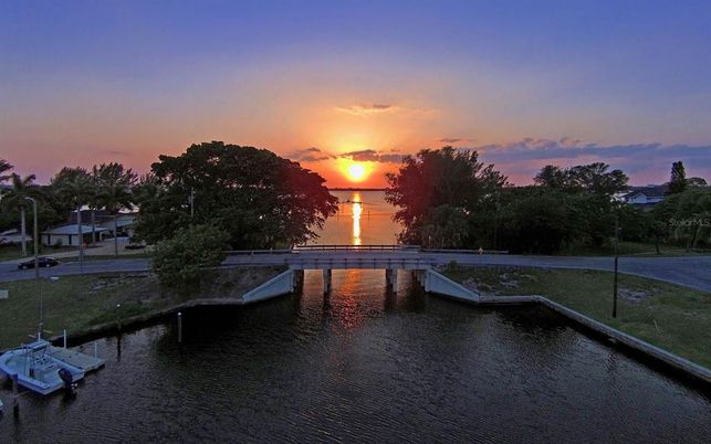 Exterior, Lake