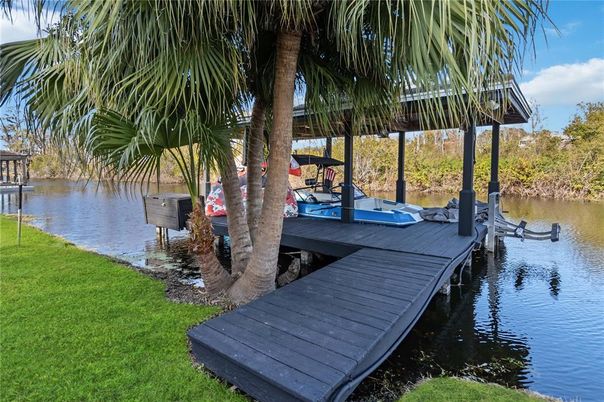 Exterior, Lake