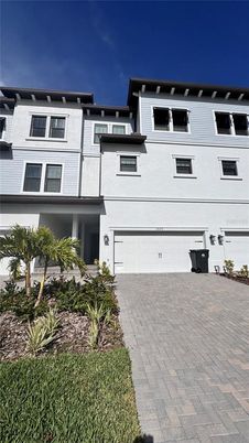 Attached, Exterior, Facade, Rowhouse