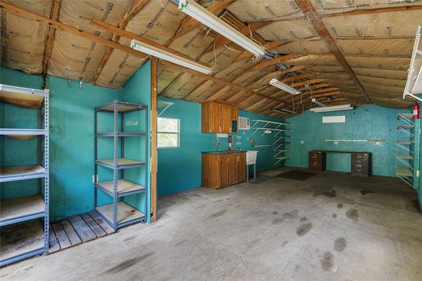 Empty room, Interior, Wooden Beams