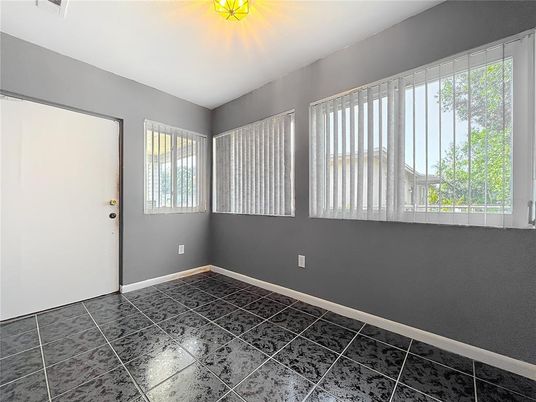 Empty room, Interior