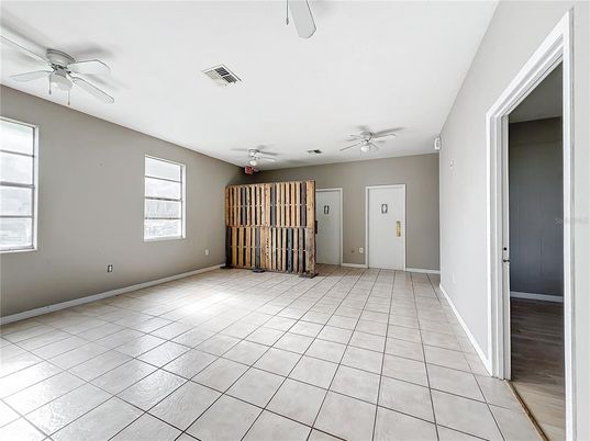 Empty room, Interior