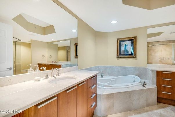 Bathroom, Dual Sink Vanities, Interior, Recessed Lighting