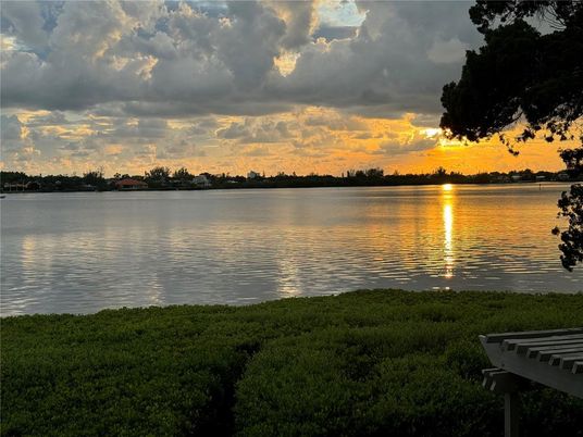 Exterior, Lake