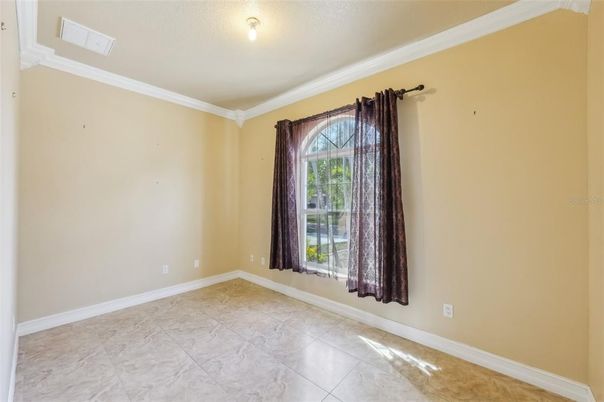 Empty room, Interior
