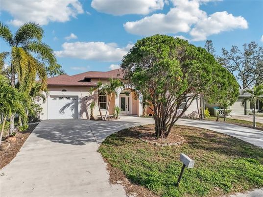 Attached, Exterior, Facade, Ranch