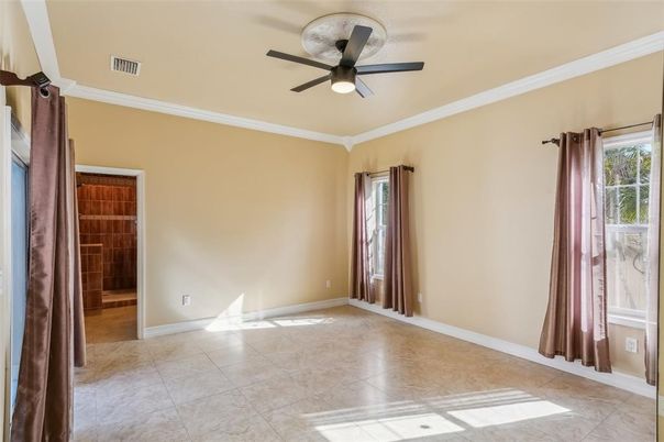 Empty room, Interior