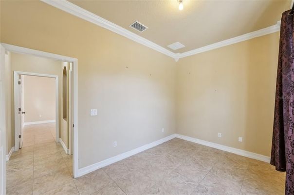 Empty room, Interior