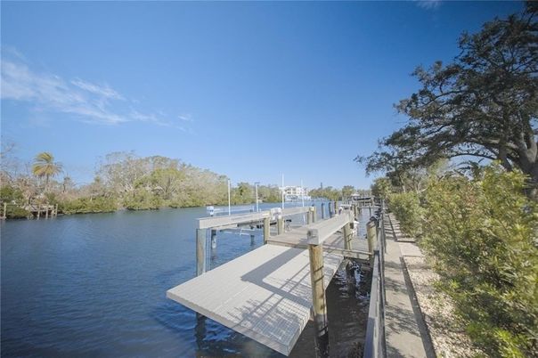 Exterior, Lake