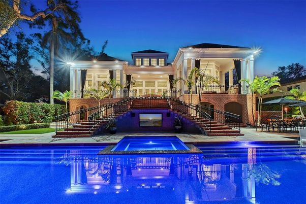 Exterior, Facade, Pool, Modern