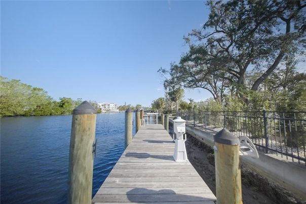 Exterior, Lake