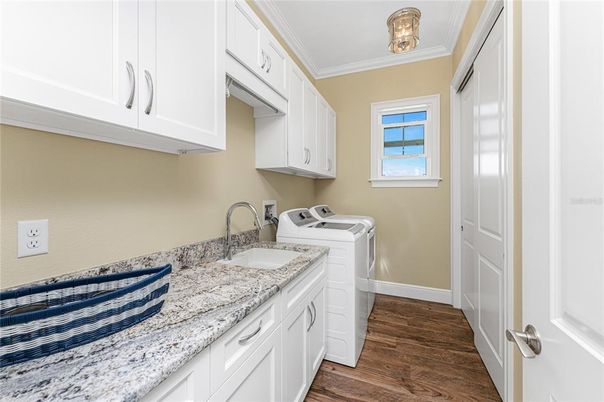 Interior, Washer, Wood Texture Flooring
