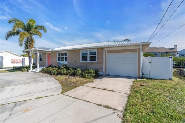 Attached, Exterior, Facade, Ranch