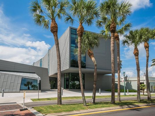 Exterior, Facade, Modern