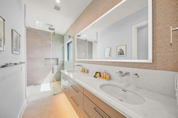 Bathroom, Dual Sink Vanities, Interior, Recessed Lighting