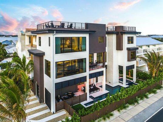 Exterior, Facade, Modern