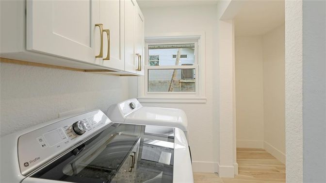 Interior, Washer, Wood Texture Flooring