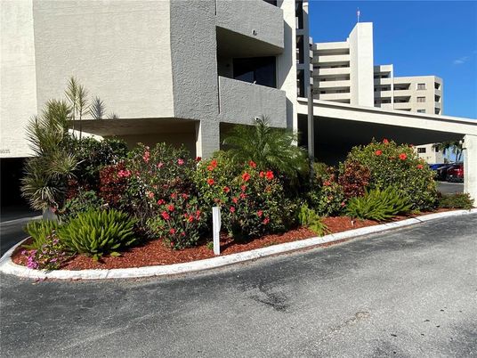Exterior, Facade, Modern