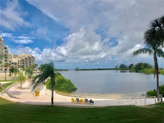 Exterior, Lake