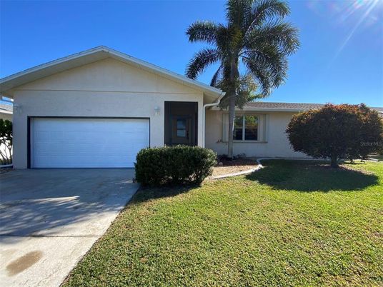 Attached, Exterior, Facade, Ranch