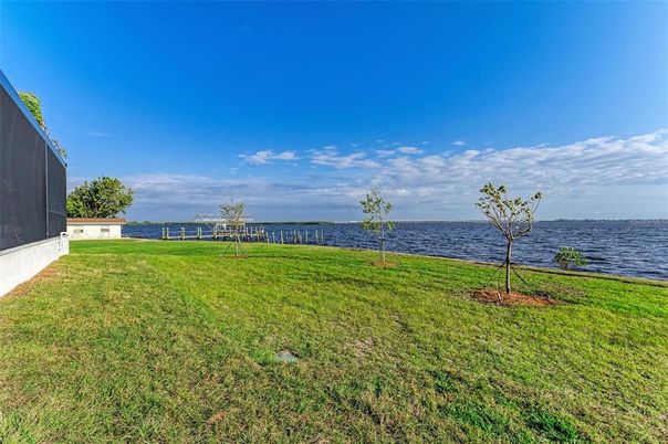 Exterior, Lake