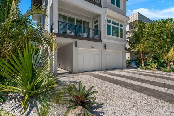 Attached, Exterior, Facade, Modern