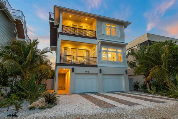 Attached, Exterior, Facade, Modern