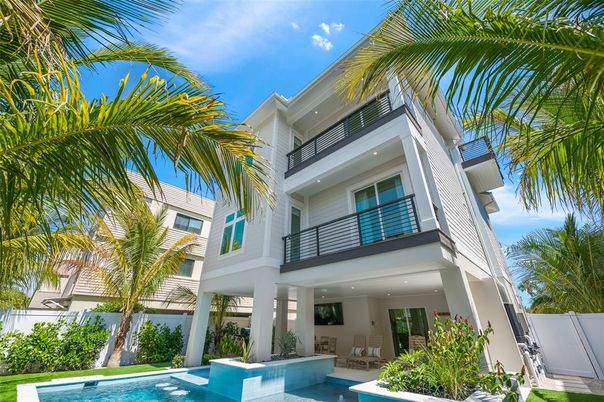 Exterior, Facade, Pool, Modern