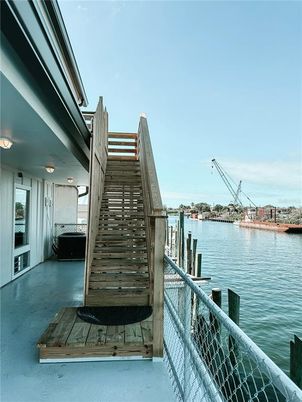 Exterior, Lake