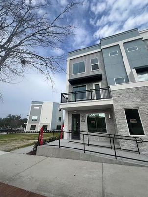 Exterior, Facade, Rowhouse