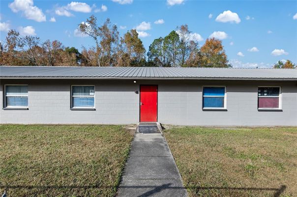Exterior, Facade, Ranch