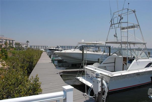 Exterior, Lake