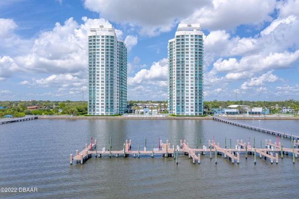 Exterior, Lake