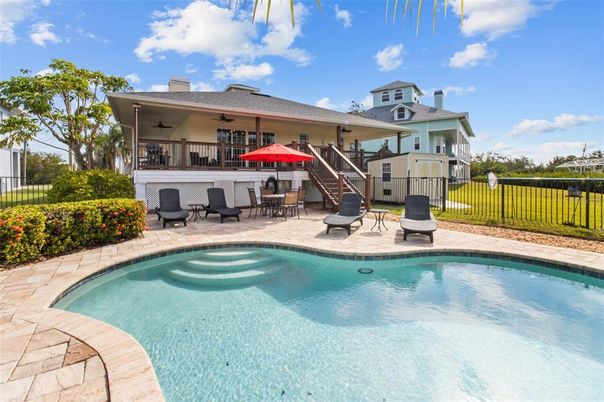 Exterior, Pool