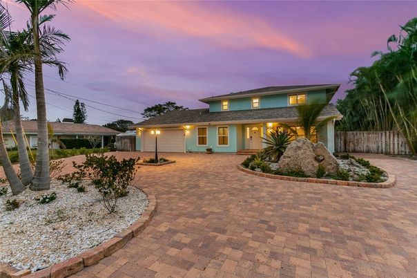 Backyard, Exterior, Facade, Modern