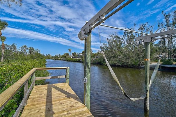 Exterior, Lake