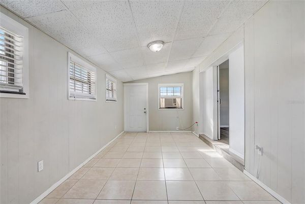 Empty room, Interior