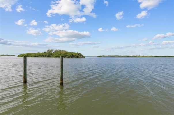 Exterior, Lake
