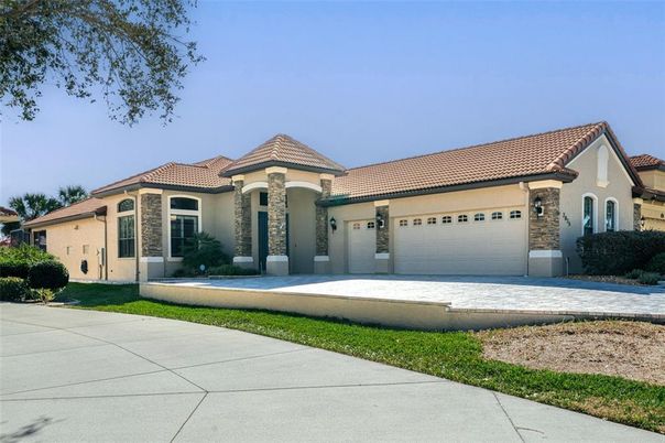 Attached, Exterior, Facade, Mediterranean